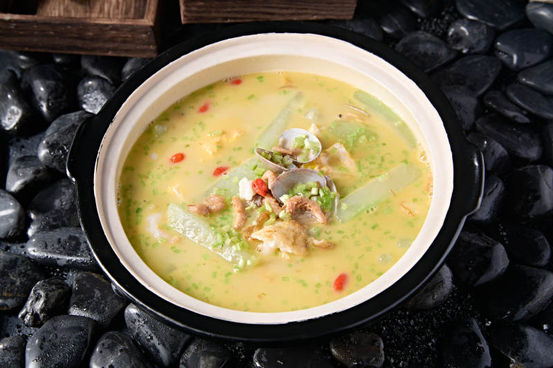 浓汤砂锅小海鲜丝瓜块