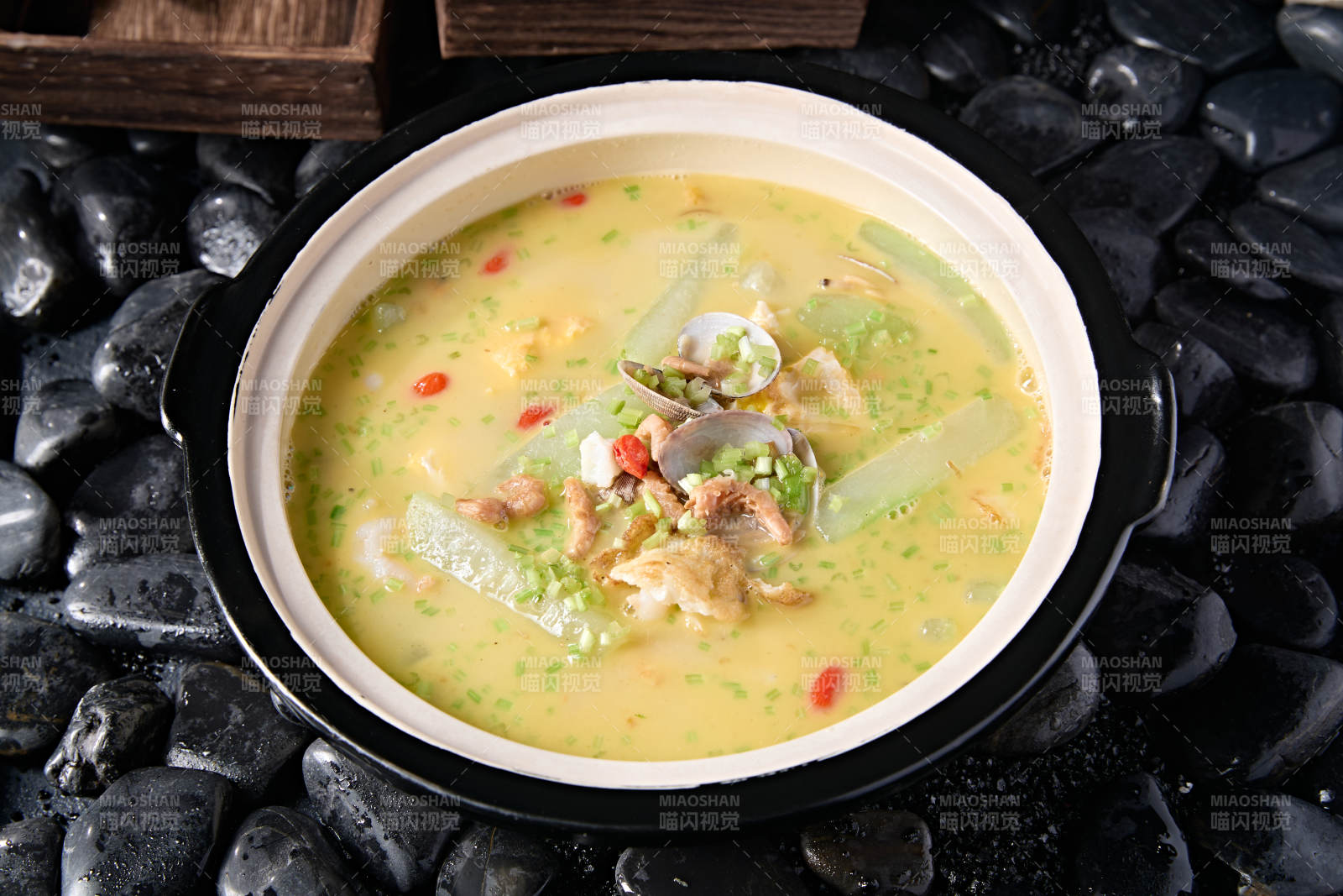 浓汤砂锅小海鲜丝瓜块