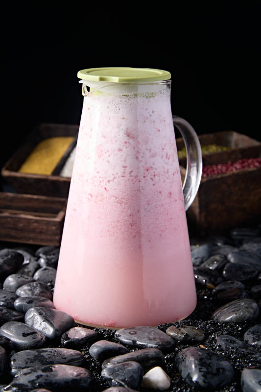 美味樱花雨草莓冰沙