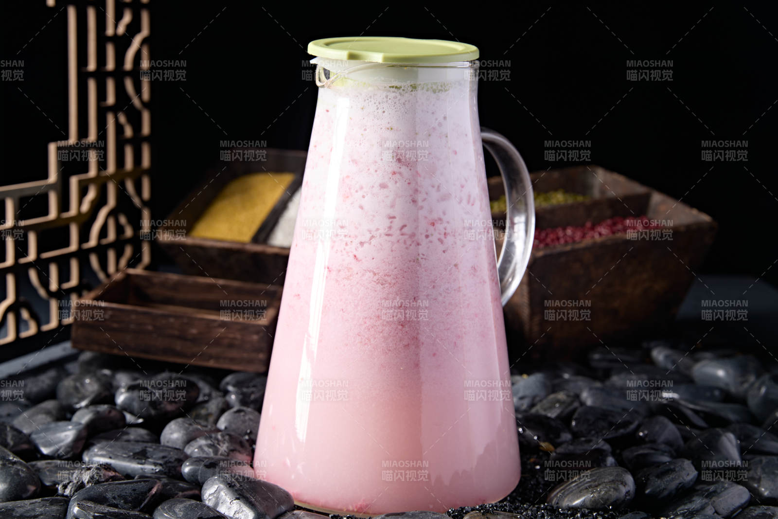 美味樱花雨草莓冰沙