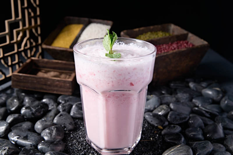 美味樱花雨草莓冰沙