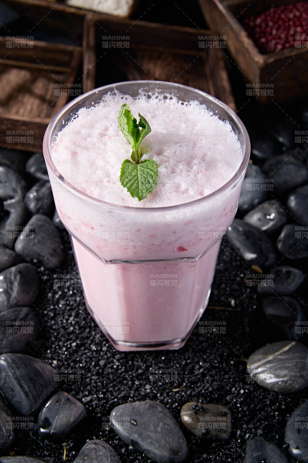 美味樱花雨草莓冰沙