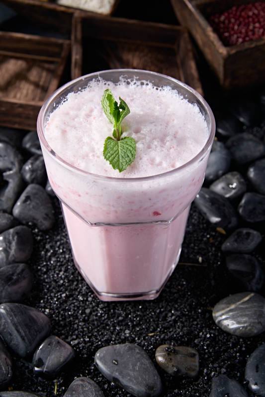 美味樱花雨草莓冰沙