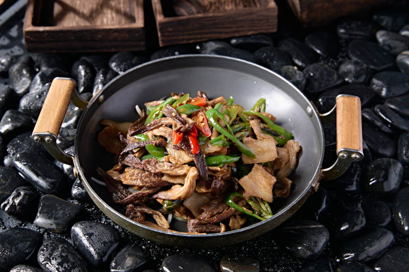 锅仔杭椒五花肉山珍菌