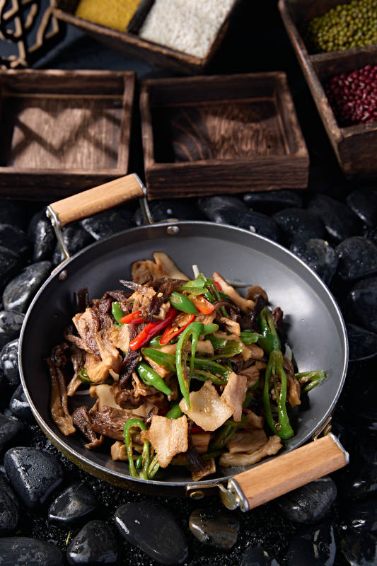 锅仔杭椒五花肉山珍菌