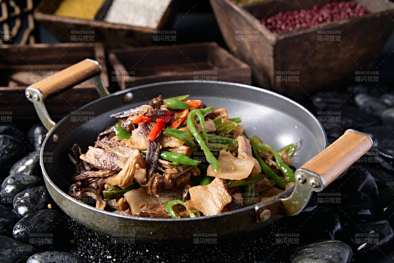 锅仔杭椒五花肉山珍菌