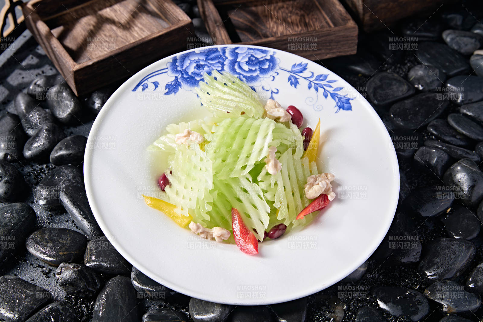 精美凉菜红豆芦笋彩椒拌桃仁