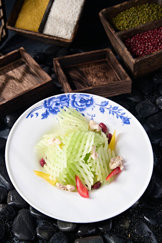 精美凉菜红豆芦笋彩椒拌桃仁