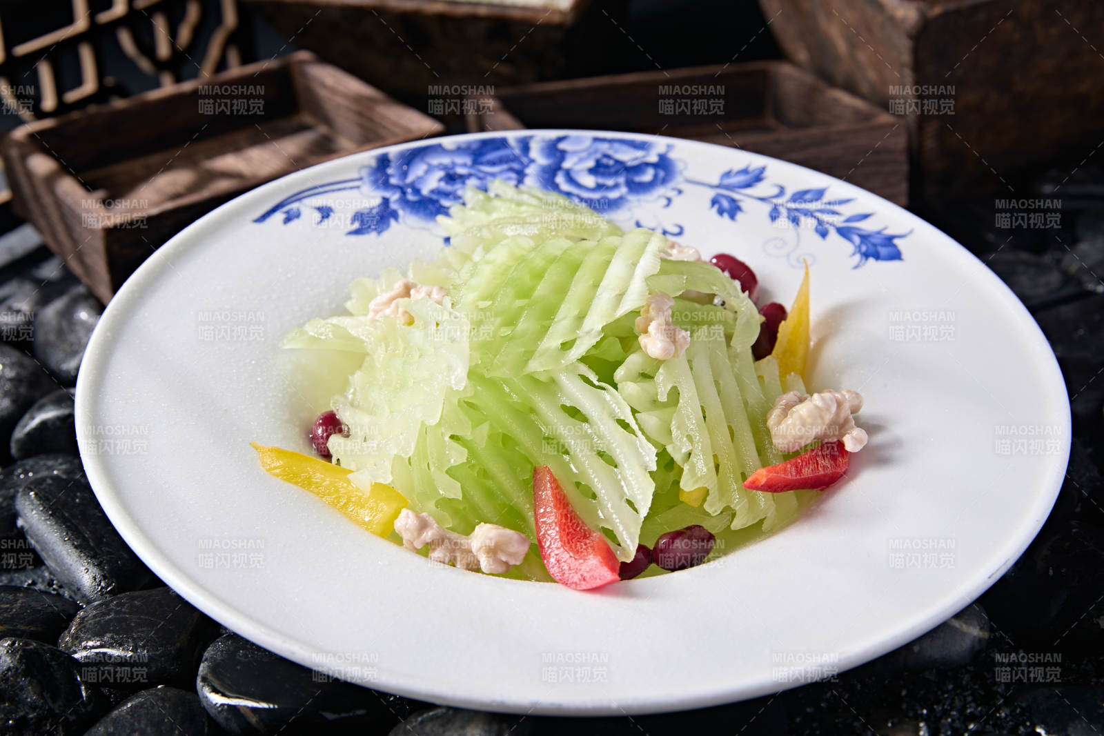 精美凉菜红豆芦笋彩椒拌桃仁