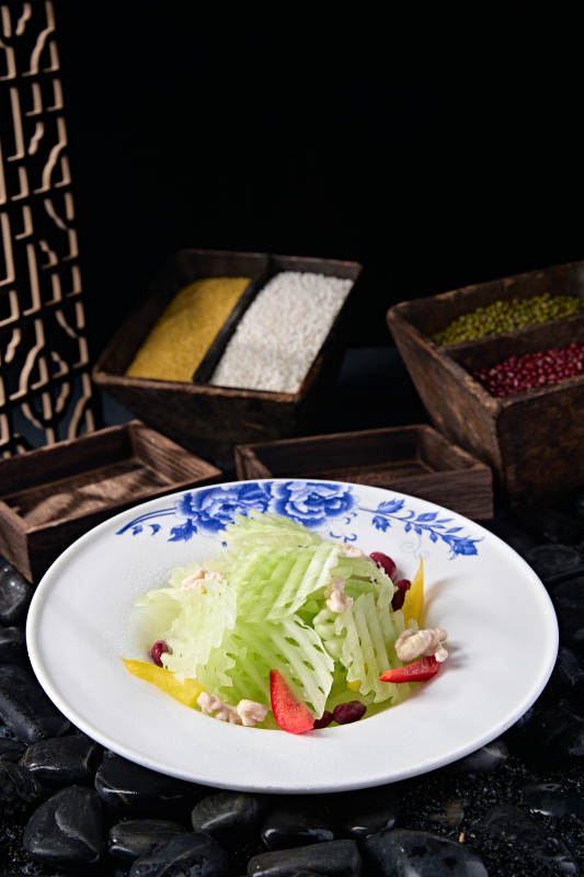 精美凉菜红豆芦笋彩椒拌桃仁