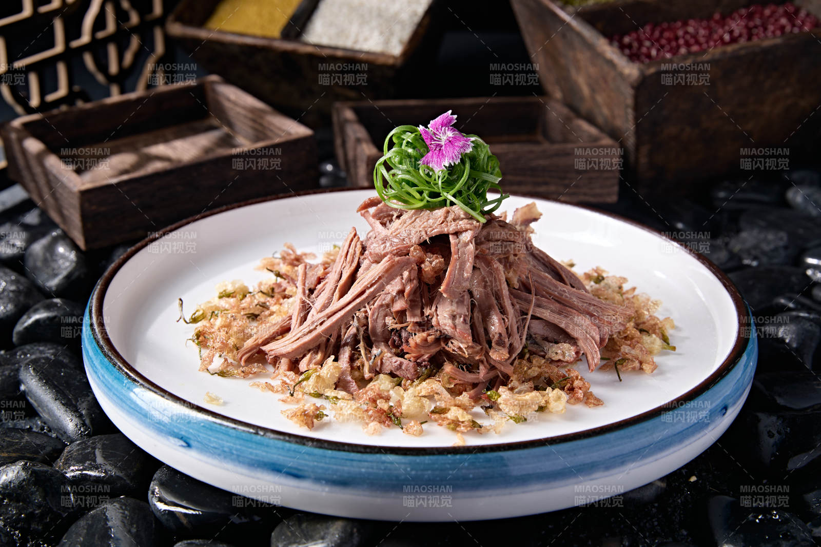 美味凉菜手撕骡子肉-摄影图