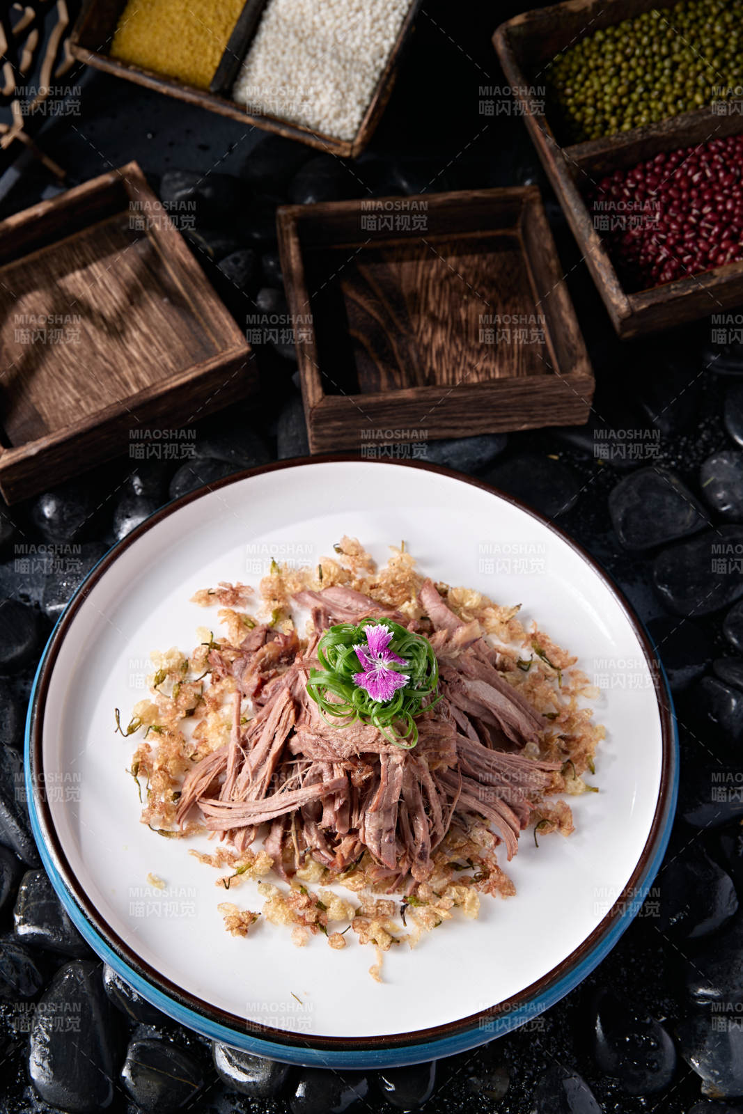 美味凉菜手撕骡子肉-摄影图