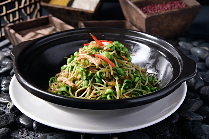 砂锅绿豆芽水晶粉彩椒煲肉丝