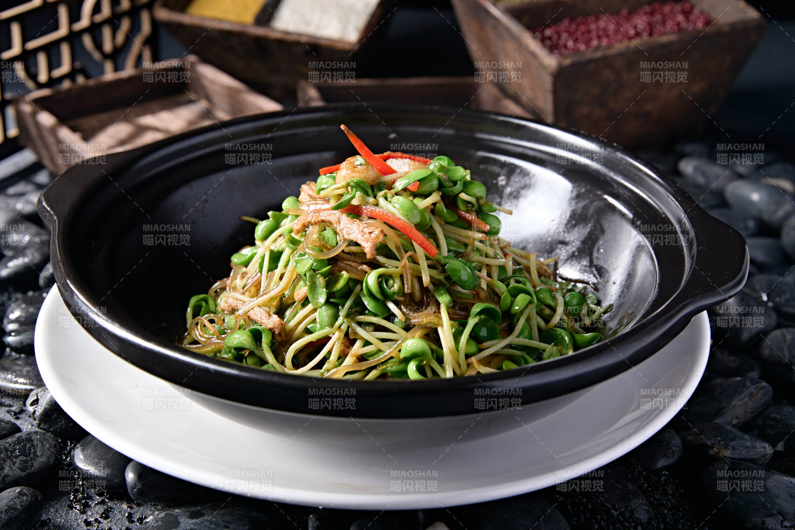 砂锅绿豆芽水晶粉彩椒煲肉丝