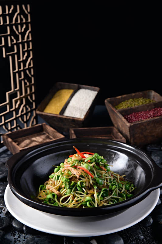 砂锅绿豆芽水晶粉彩椒煲肉丝