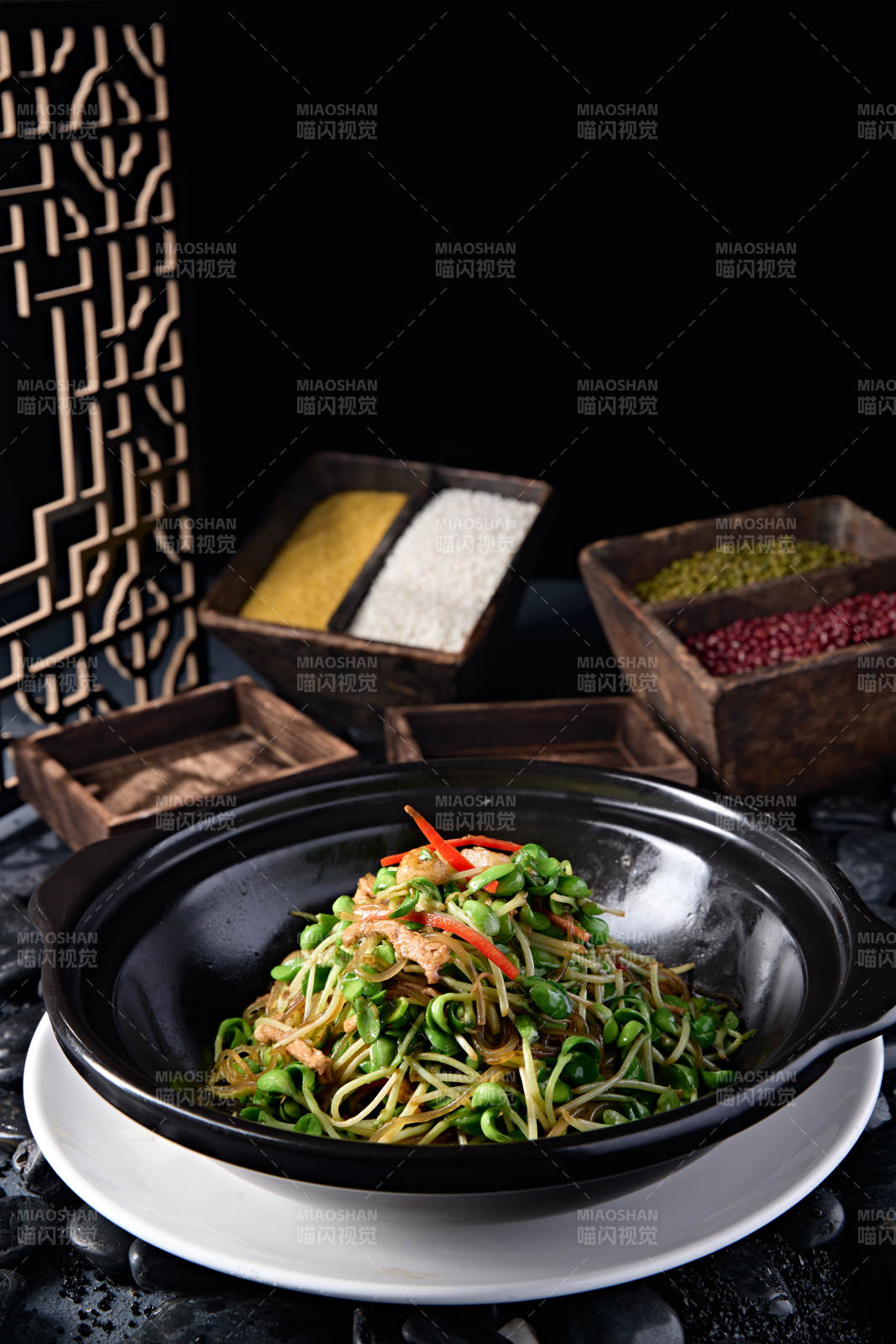 砂锅绿豆芽水晶粉彩椒煲肉丝