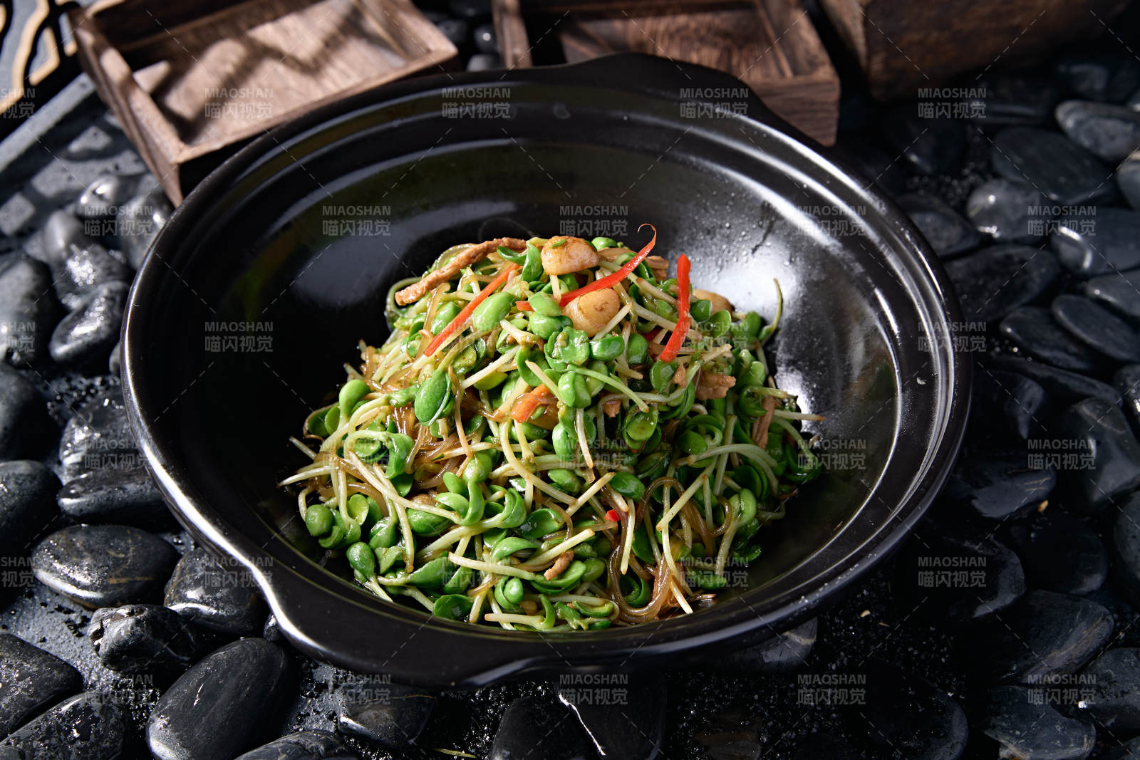 砂锅绿豆芽水晶粉彩椒煲肉丝