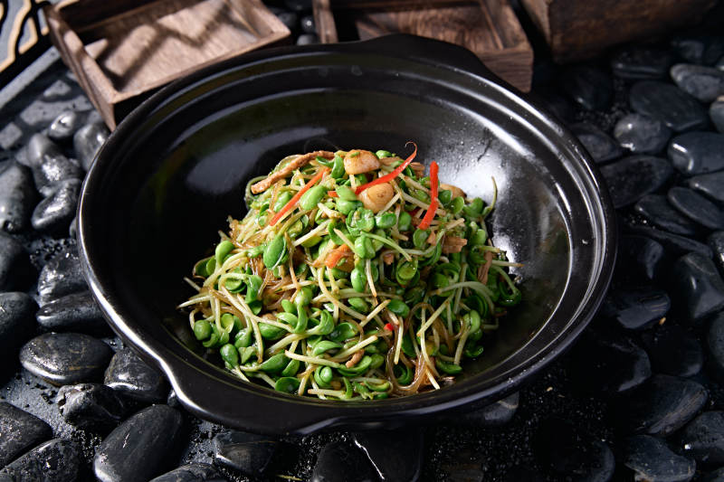 砂锅绿豆芽水晶粉彩椒煲肉丝