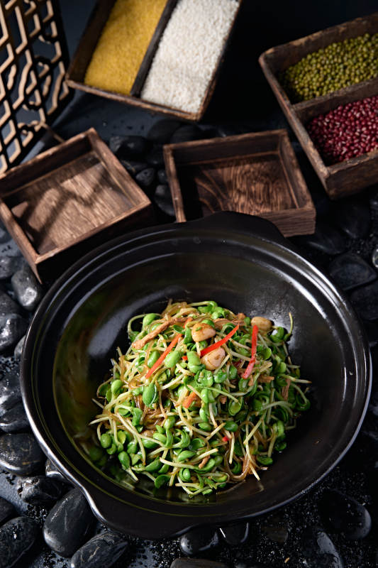 砂锅绿豆芽水晶粉彩椒煲肉丝