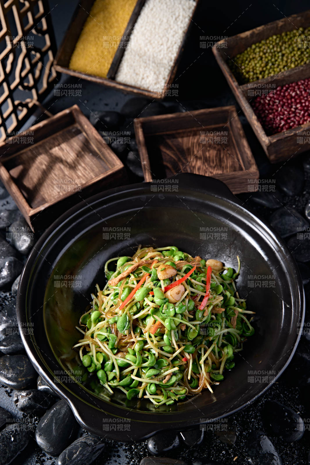 砂锅绿豆芽水晶粉彩椒煲肉丝