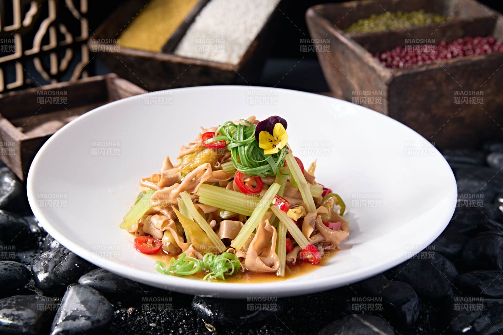 浇汁米椒西芹拌鹅肠图片