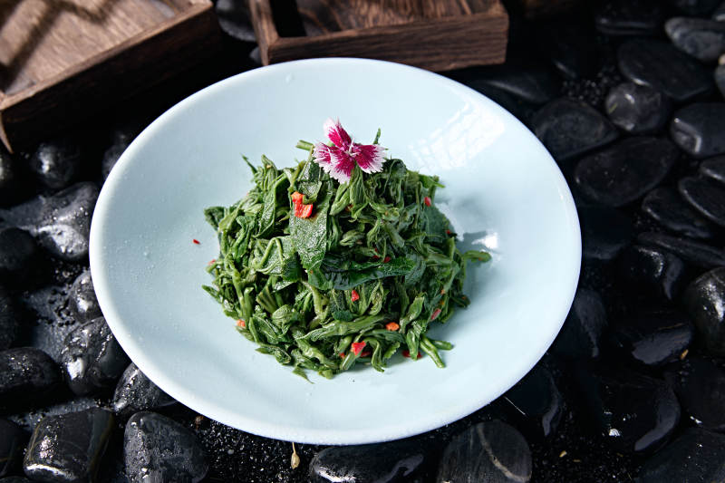 美味凉菜彩椒炝拌蚕桑叶