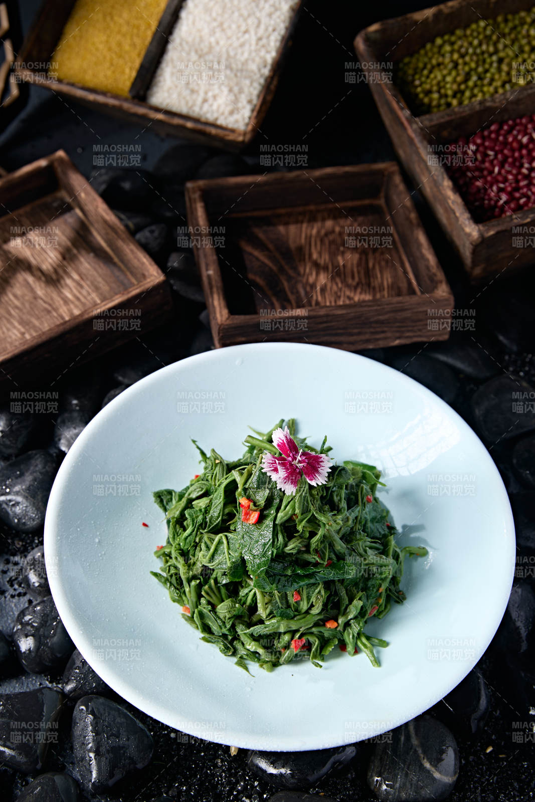 美味凉菜彩椒炝拌蚕桑叶