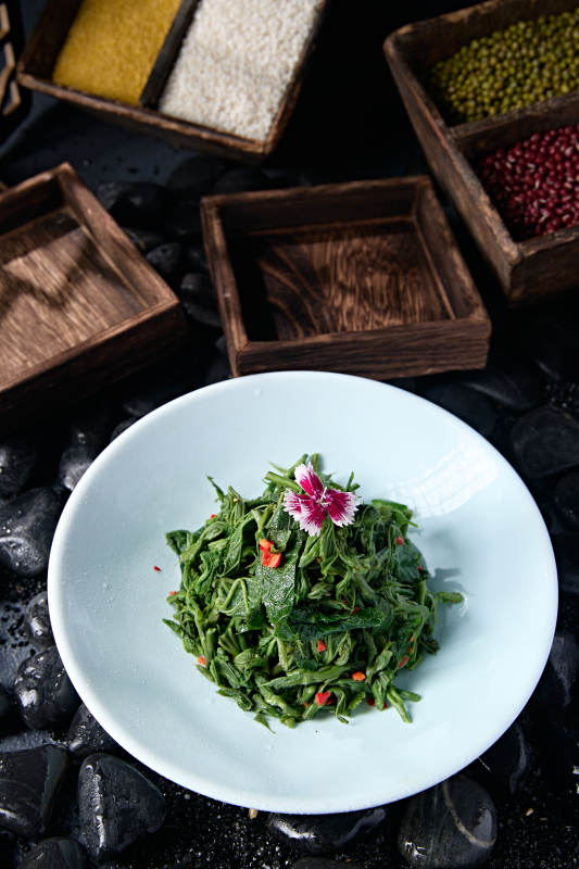 美味凉菜彩椒炝拌蚕桑叶