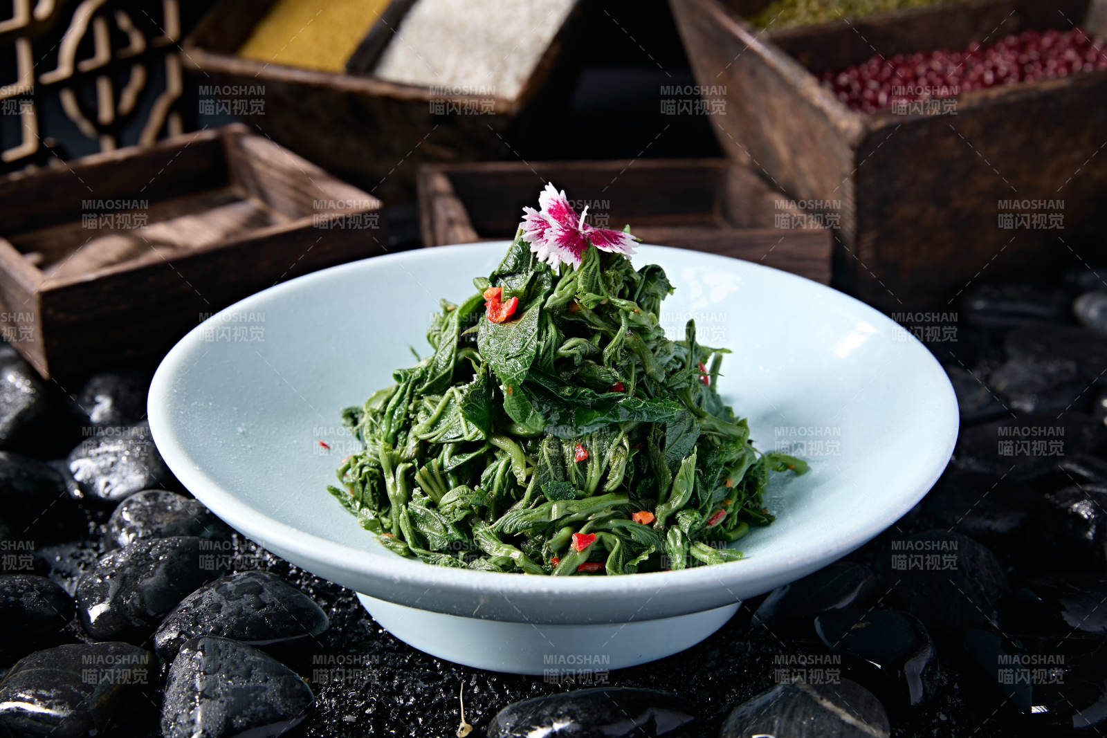 美味凉菜彩椒炝拌蚕桑叶