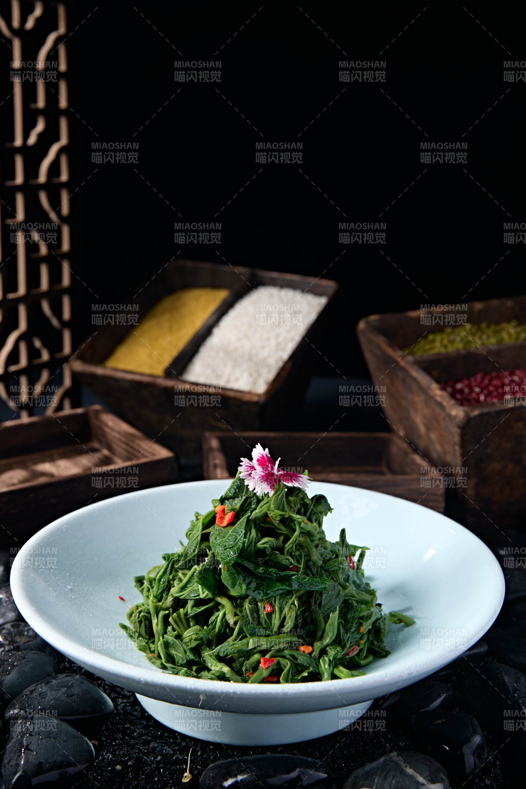 美味凉菜彩椒炝拌蚕桑叶