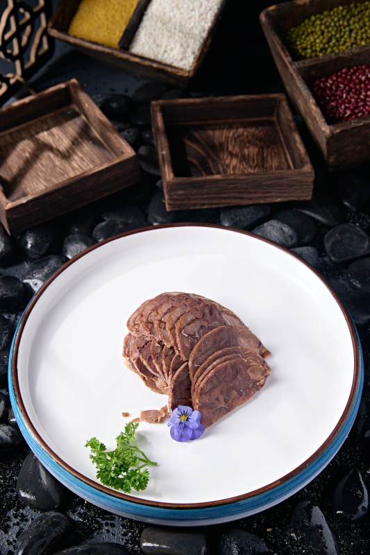 凉菜五香压牛腱切片