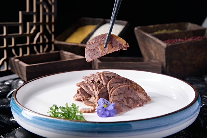 凉菜五香压牛腱切片