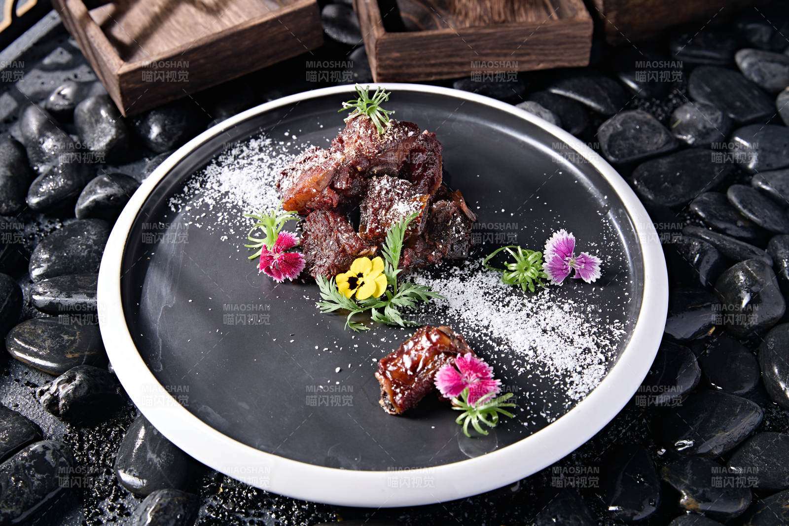 精美擺盤糖霜蜜汁醋香小排骨