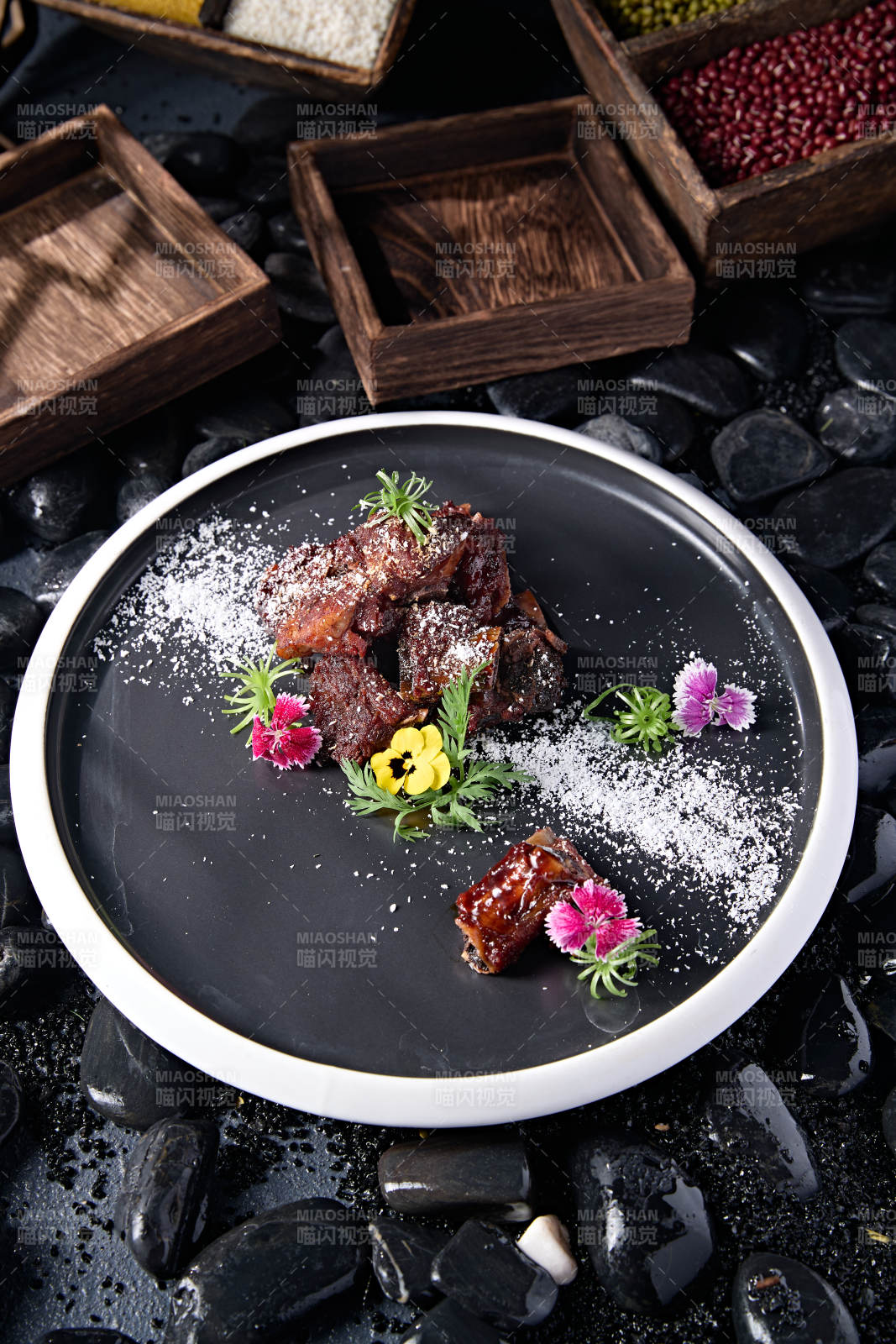 精美摆盘糖霜蜜汁醋香小排骨