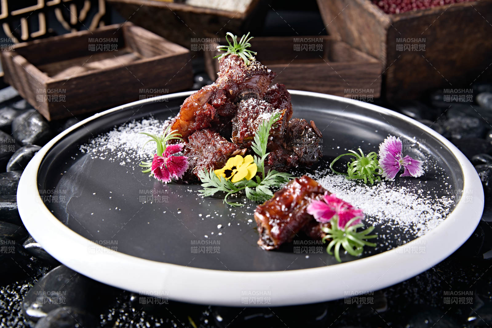 精美摆盘糖霜蜜汁醋香小排骨