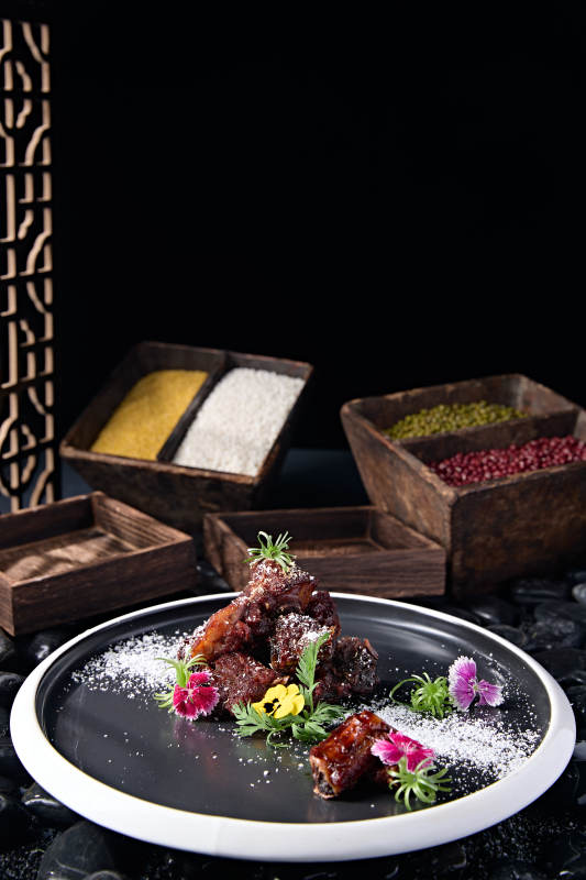 精美摆盘糖霜蜜汁醋香小排骨