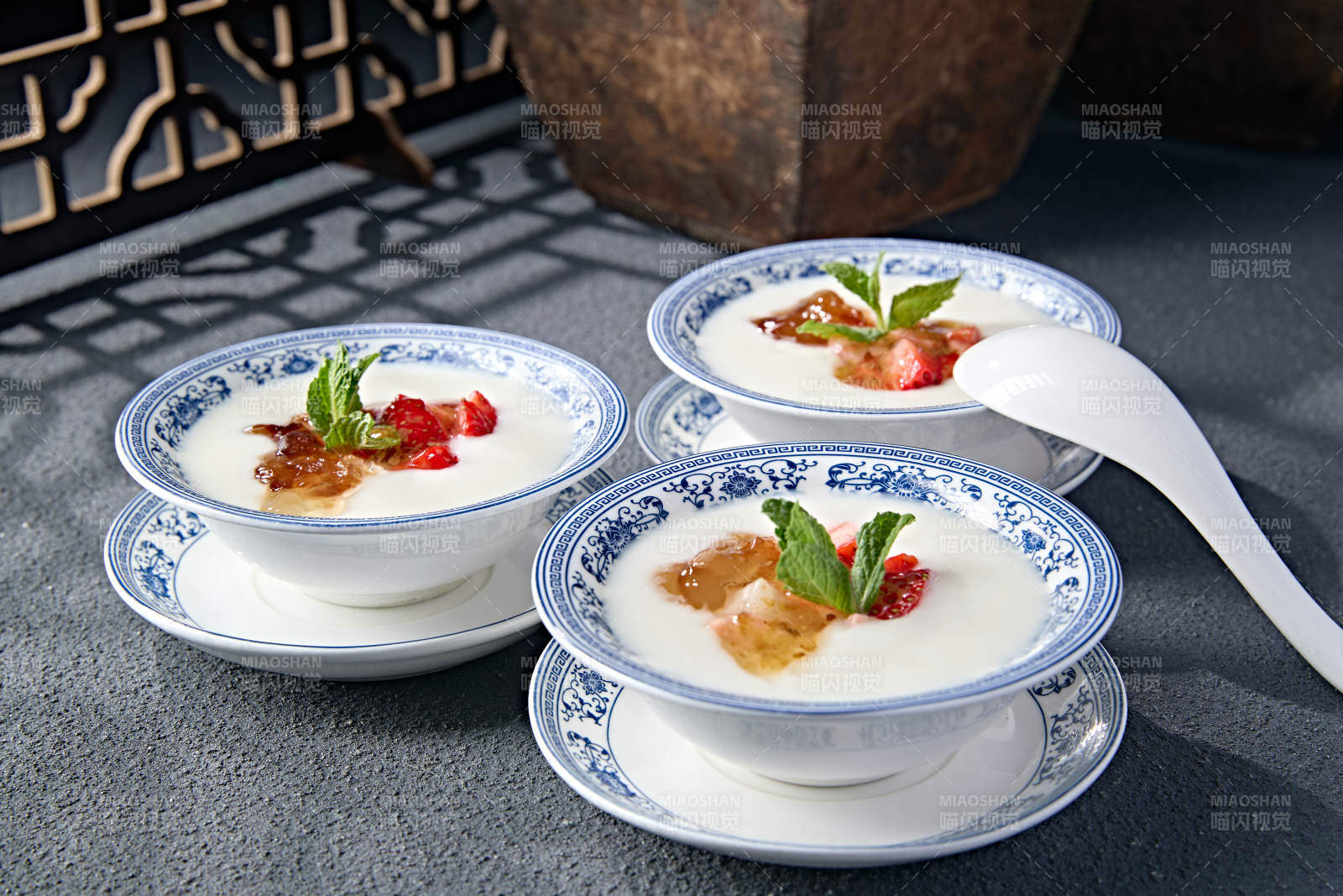 自制桃胶果粒纯酿老酸奶