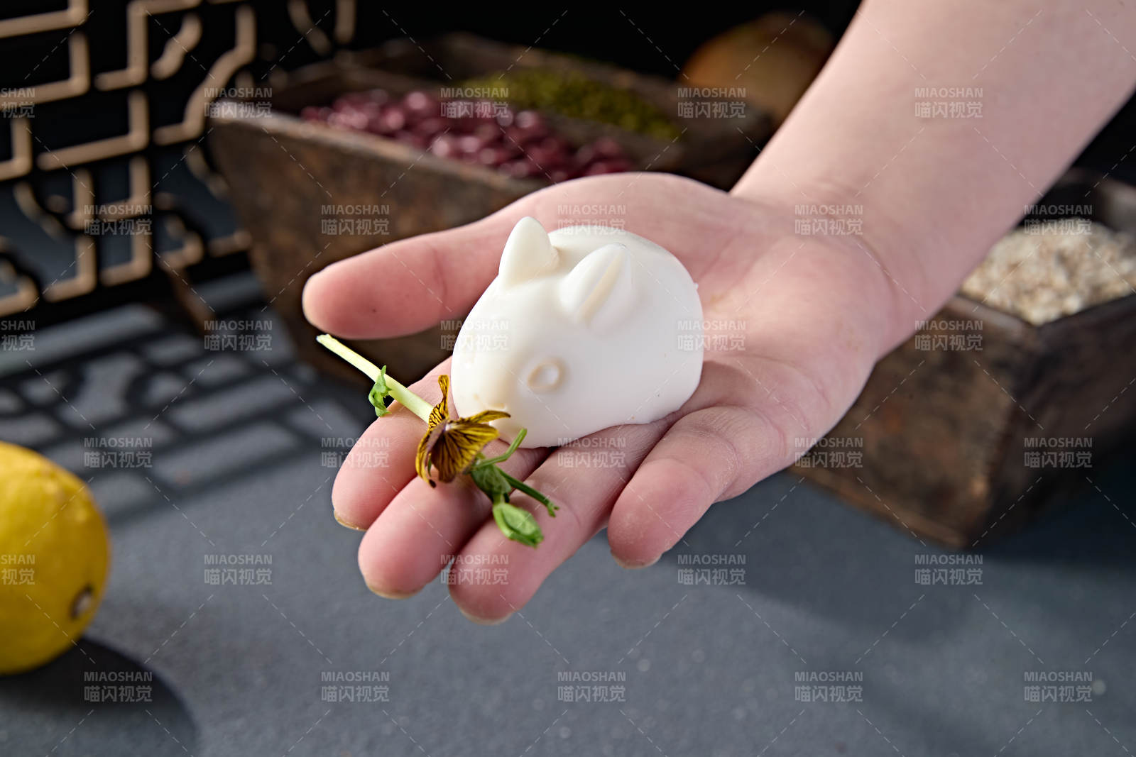 小白兔形状摇摇奶冻