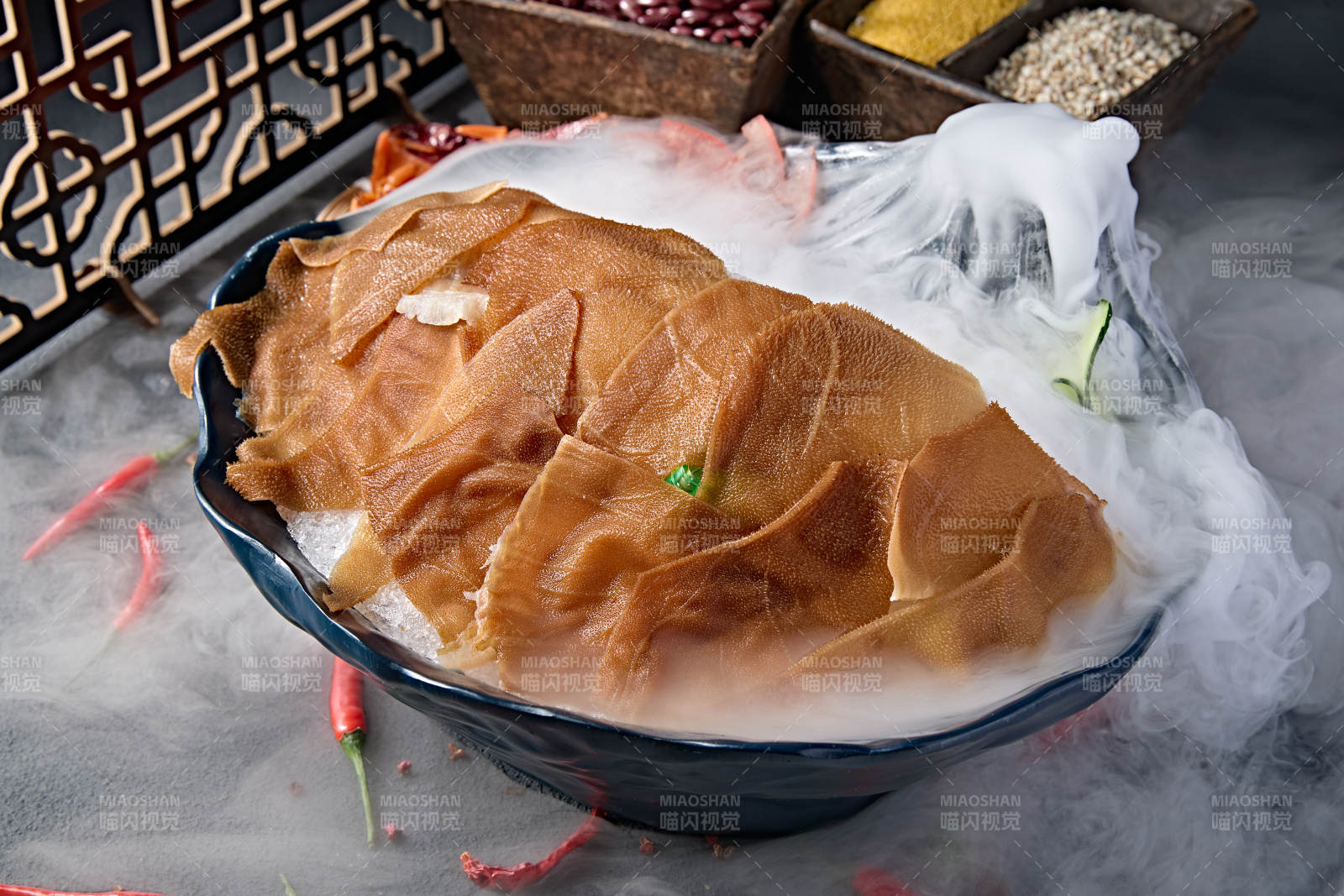 美味火鍋食材鮮嫩大片毛肚