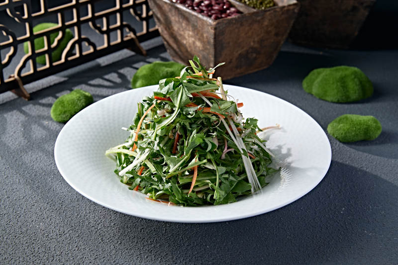 彩椒絲洋蔥絲熗拌手撕苦菊