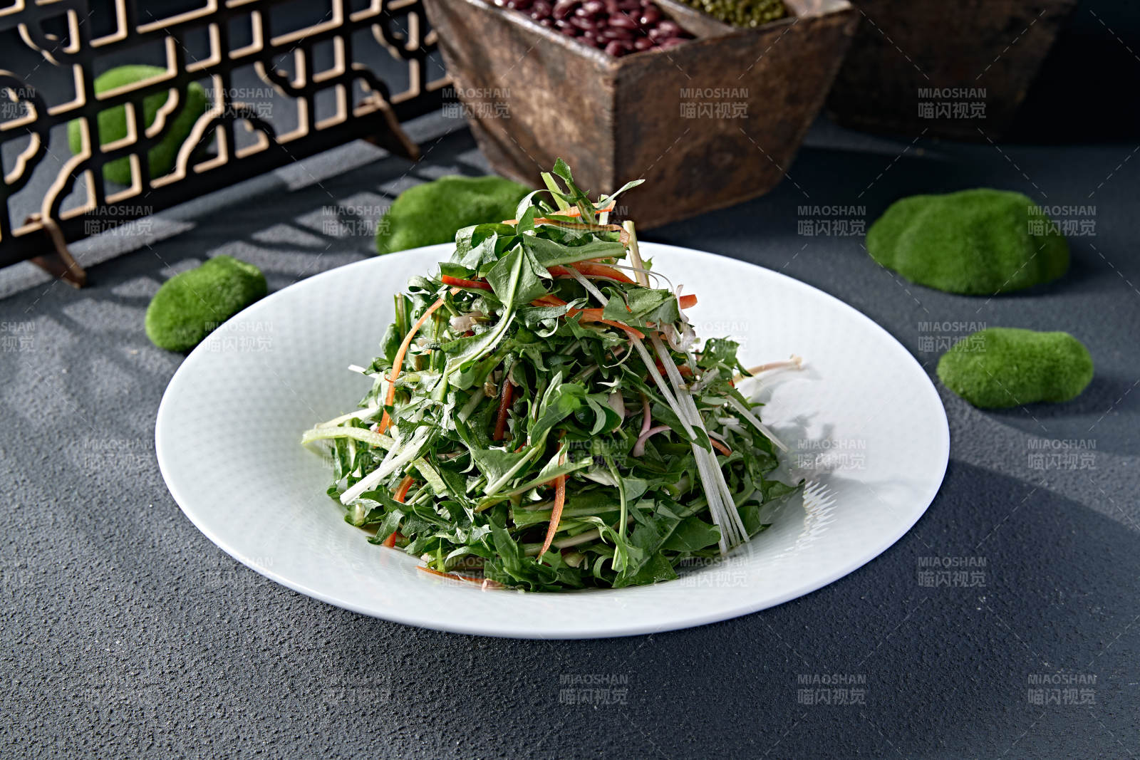 彩椒絲洋蔥絲熗拌手撕苦菊