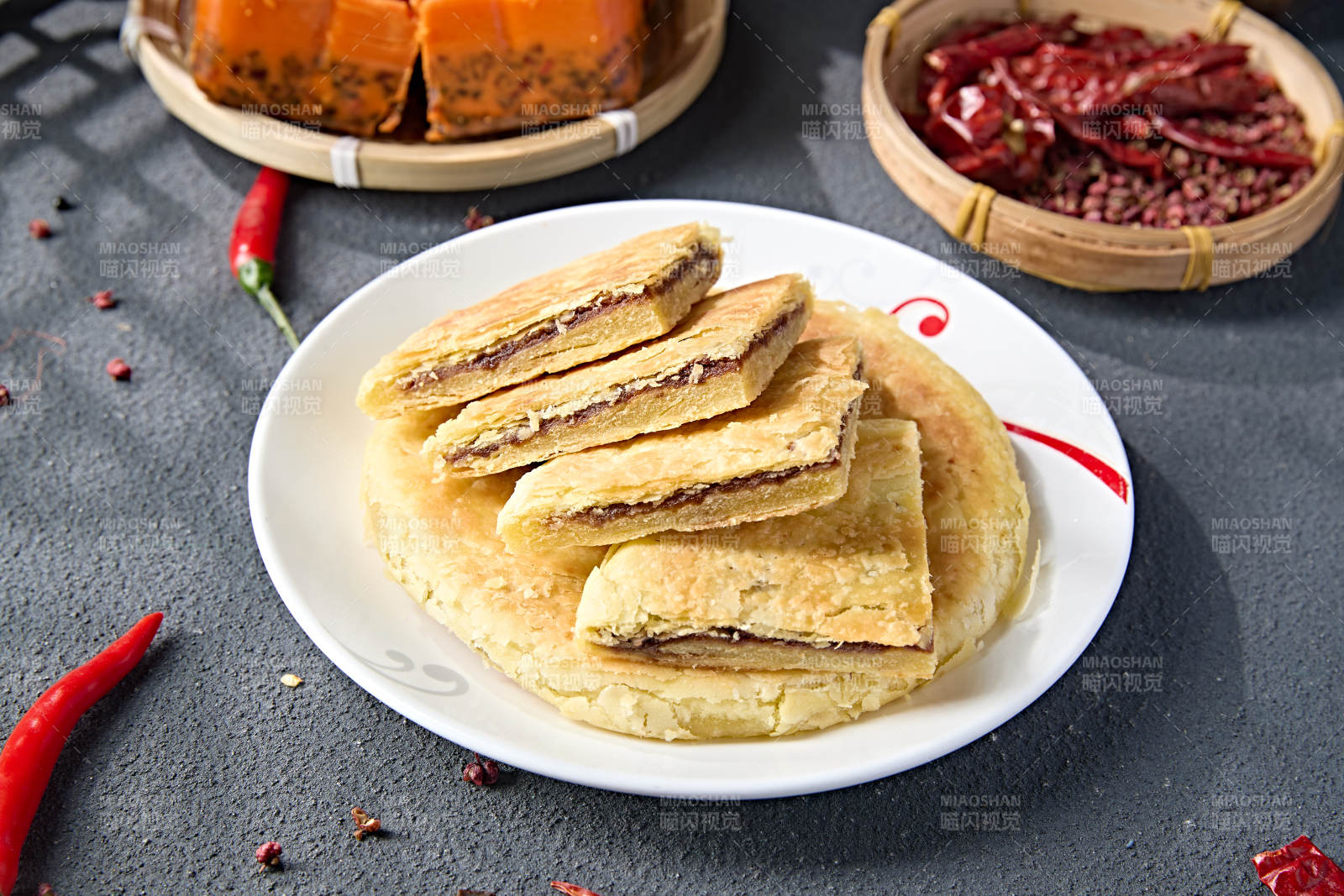 白色瓷盘装美味糖酥饼