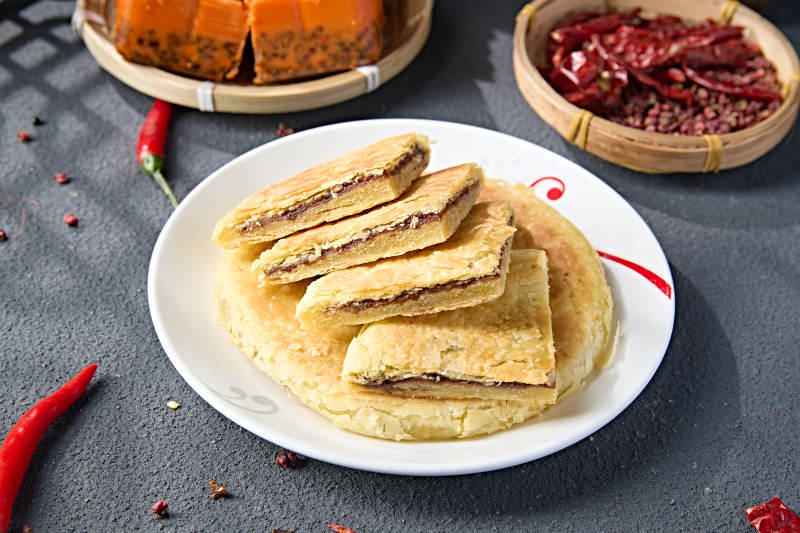 白色瓷盘装美味糖酥饼