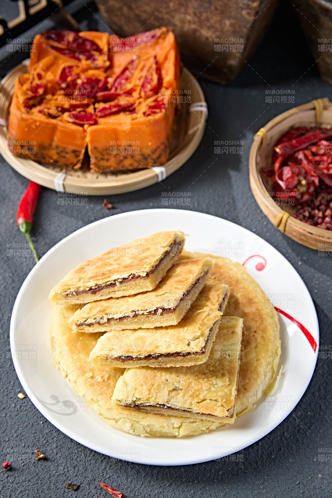 白色瓷盘装美味糖酥饼