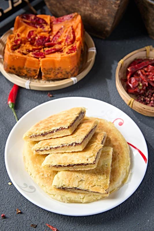 白色瓷盘装美味糖酥饼