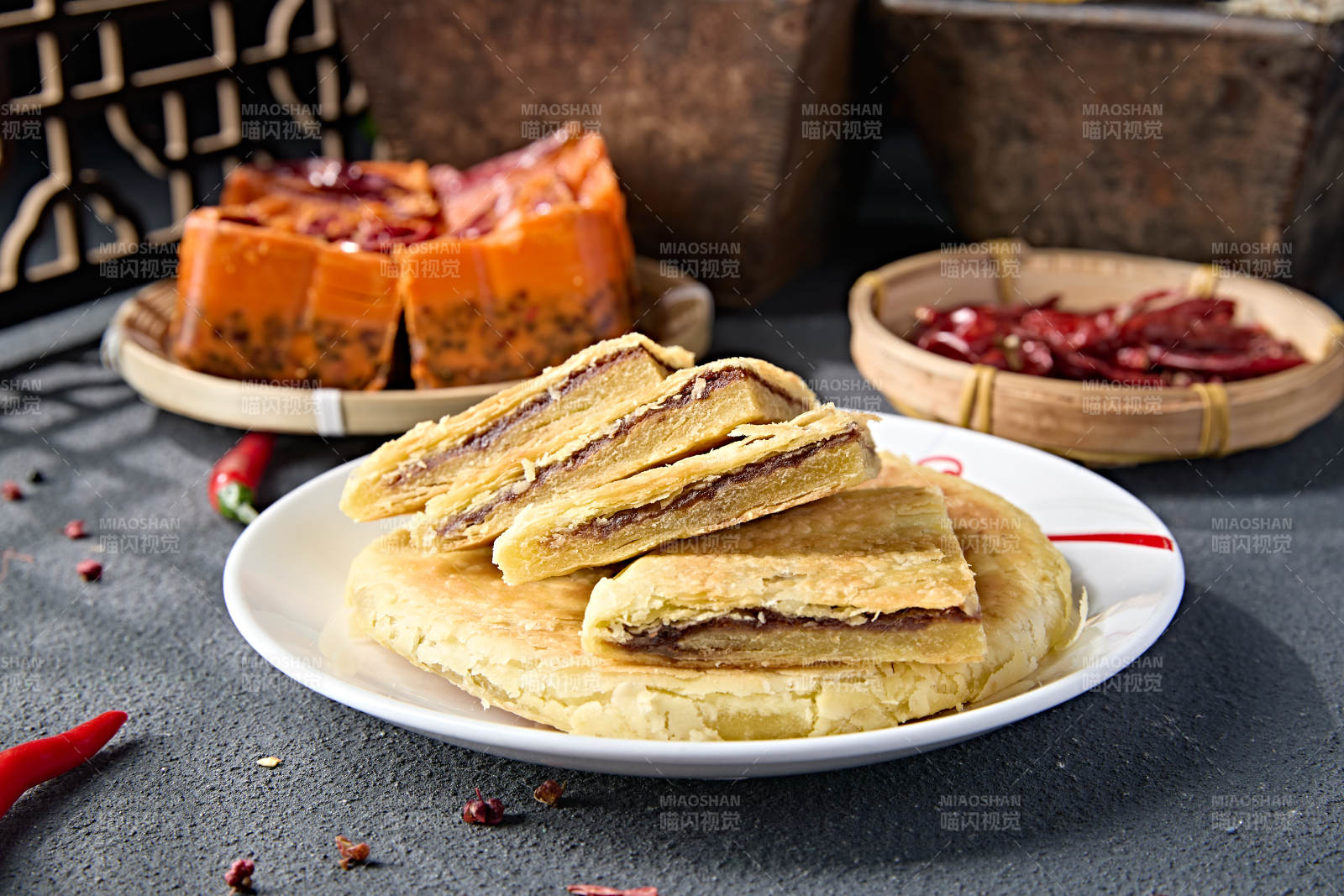 白色瓷盘装美味糖酥饼