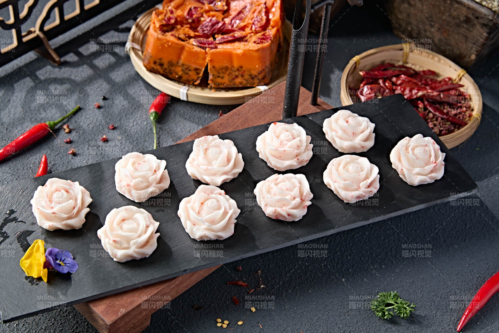 牡丹花造型的火锅龙虾丸