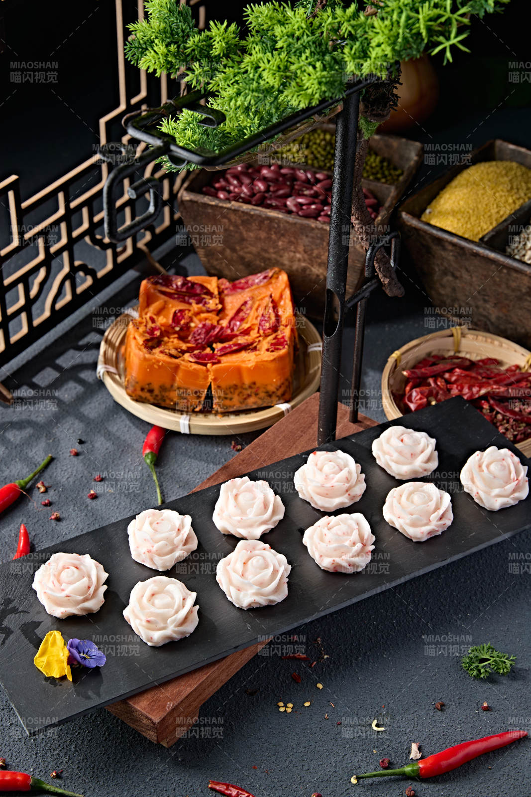 牡丹花造型的火锅龙虾丸