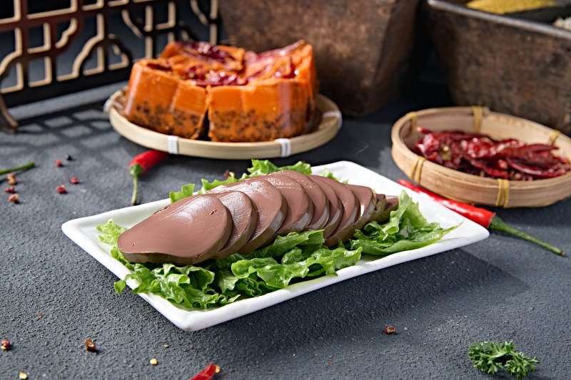 白色瓷盘装的火锅食材鸭血切片