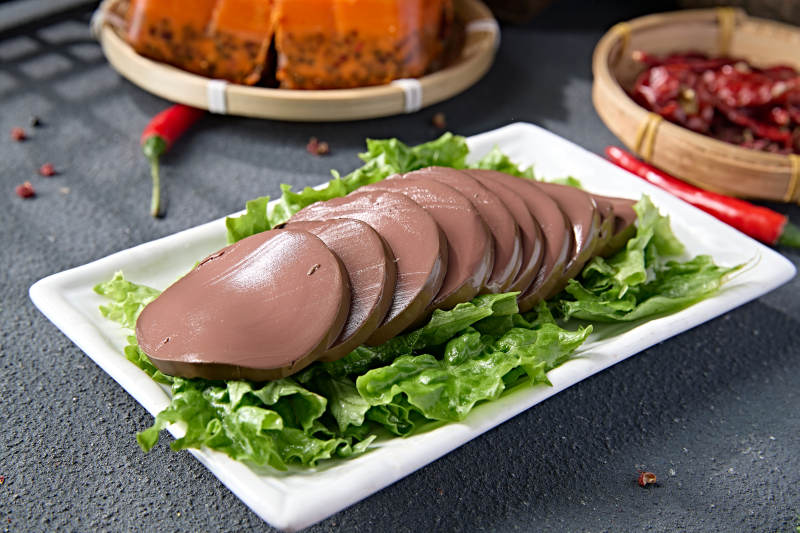 白色瓷盘装的火锅食材鸭血切片